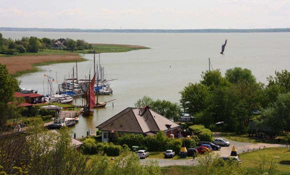 Blick von der Kirche auf den Hafen